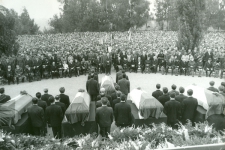 Liberec 24. srpen 1968 11 hodin - Pohřeb obětí okupace, liberecké krematorium (Zdroj: Národní archiv Praha) 