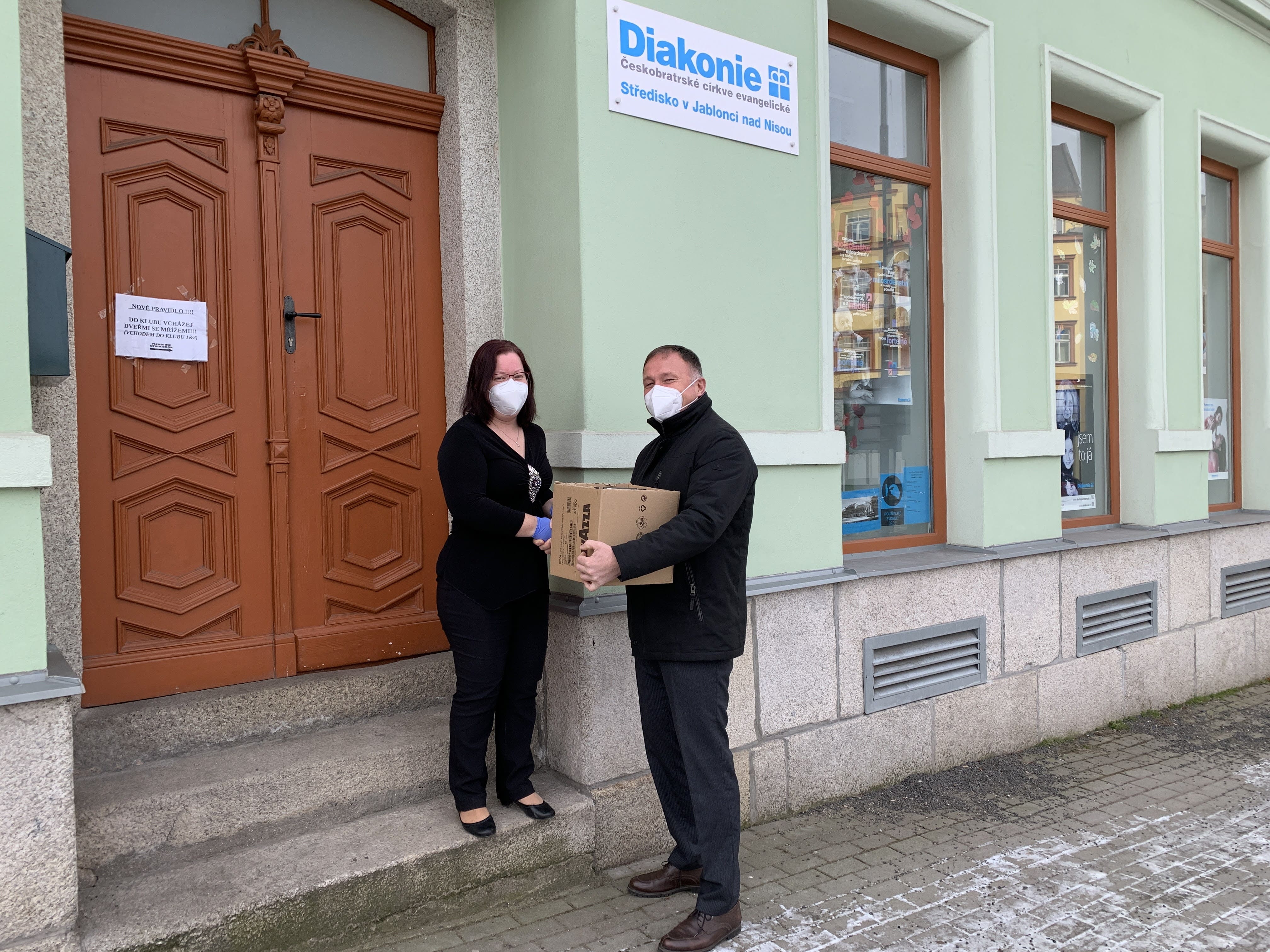 Petr Beitl předává Michaele Albrechtové respirátory pro Diakonii v Jbc